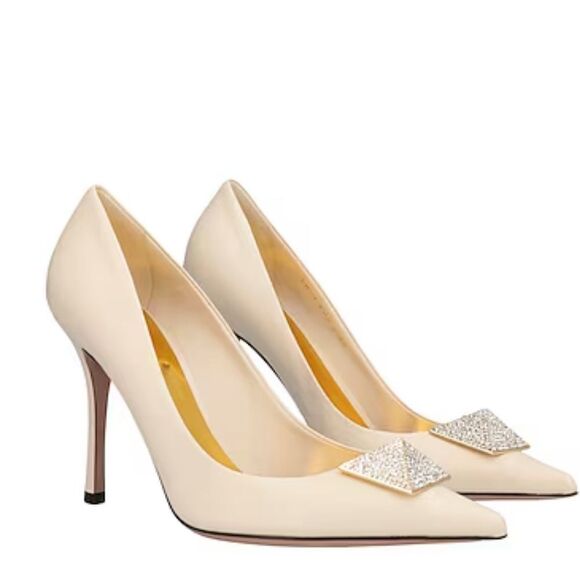 Valentino One Stud 100 Patent rhinestones, Pump, cream size 37.5/7 $1400 - Picture 3 of 14
